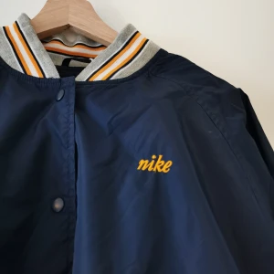 Nike baseballjacka  - Såå fet baseballjacka från Nike. Passar S-M. Bra skick. Då fler är intresserade kör vi budgivning under bilden. Frakten blir 63kr💞💞 