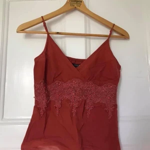 linne från vila, strl m - gulligt linne från vila, åtsmitande. ej använd av mig, men ngt seg dragkedja.