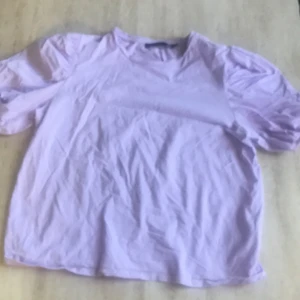 Lila blus - Har andvändt den en gång sitter perfekt, skönt material.