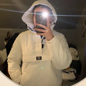 Pull and bear vinter jacka  - Säljer pga att jag ej kommer ha användning då jag har andra jackor. Använd 1 gång och extremt bra skick. Köparen betalar frakten på 72 kr