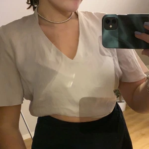 Topp med knytning stl M - Tropp i beige med knytning runt halsen, som du ser på första bilden kan den användas utan knytningen också! Toppen är i satin och loosefit🤩  frakt inkluderat!