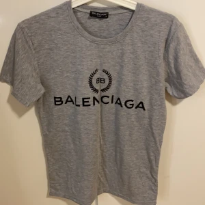 Wow  - Två grå T-shirt för ett pris. CK är storlek L och BB är storlek S. Går att ha som oversize t-shirts. 