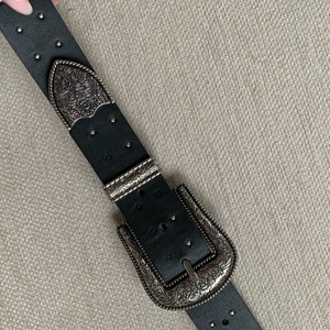 Bälte - Svart bälte med silvriga detaljer, går att spänna ut och in❤️