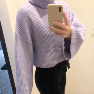 Stickad tröja lila  - Använd ett fåtal gånger, skick 8/10. 