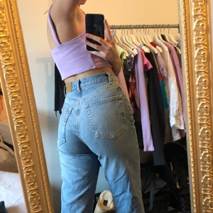 Jeans från ginaTricot  - Ljusblå jeans från ginaTricot. Säljer pga de är för korta för mig 172 cm då de går strax över anklarna. Knappt använda och bra skick. Storlek 34 och slutsålda. Köpta för 500 kr. Köparen står för frakt ca 63kr💕💕💕