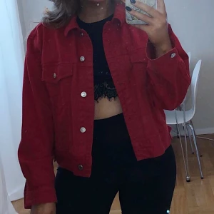 Topshop röd jeansjacka - Jättefin jeansjacka köpt på topshop. Säljer då den tyvärr inte kommer till användning lika mycket längre. Fler bilder kan skickas vid intresse. Strl 38