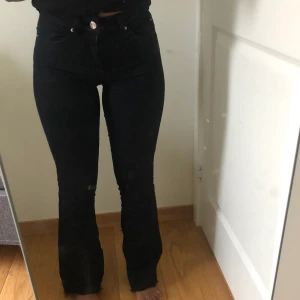 Svarta bootcut jeans  - Jeansen är strl xs och är köpta på Cubus. Nypris 399 kr. (Tar emot Swish)
