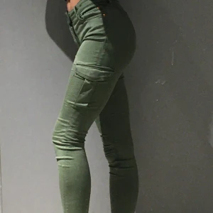 Gröna ”jeans” - Säljer nu mina gröna ”jeans”, det är it jeans men ser ut som det, vet inte vad materialet är, super sköna och mjuka😊💞 köparen står för frakt 🥰