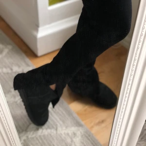 Zara jeans - Jeans från zara med slits nedtill. Aldrig blivit använda, lite för långa på mig som är 169. Frakt ca 70 kr.💓