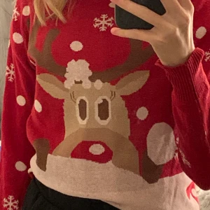 Jultröja - Extremt finsticlad Jultröja i storlek XS ❤️ superbra skick! Lite större i storleken, passar S oxå<3  Mycket mer klarröd egentligen, skriv för andra bilder ❤️🥰 63kr frakt