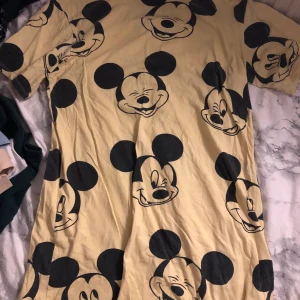 Oversized mussepigg tröja - Gul oversized t-shirt med svarta mussepigg tryck i strl i XS. Skriv om du vill ha bättre bilder på plagget, tex passform på kroppen osv!