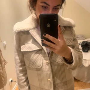 RUTIG VINTERJACKA - En jacka från & other stories                                                         Storlek S/36                                                                                   Originalpris 1300kr. Mitt pris 550 inkl frakt                           Jättebra skikt och ser helt ny ut 