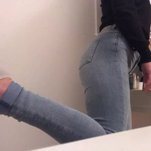 Jeans - Ljusblå jeans från monki, sparsamt använda, köpta i våras om jag inte minns fel, sköna och sitter bra, men gillar mer högmidjade byxor så dessa kommer inte till användning så ofta tyvärr.