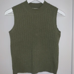 stickat linne - grönt stickat linne från zara i storlek s. jättefin med en skjorta eller t-shirt under eller en kofta till 💕💕 köpare står för frakt