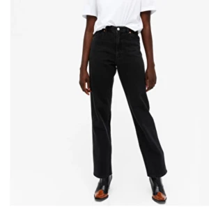 Svarta straight jeans - Dessa svarta ”Taiki straight leg black” jeansen från monki säljer jag. Använda få gånger och är i storlek W30. Skriv om ni vill ha bild på mina egna! Säljes för 100 + frakt.