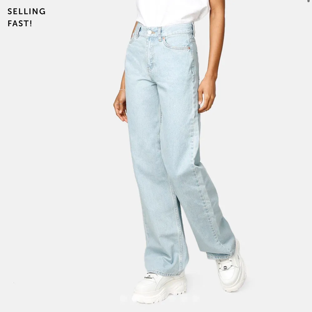 Säljer dessa superfina populära jeans från junkyard☺️ är fler intresserade startas budgivning. Frakt tillkommer . Jeans & Byxor.