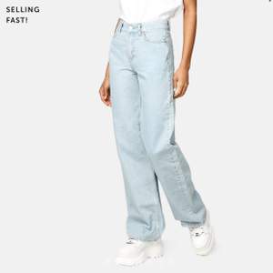 Säljer dessa superfina populära jeans från junkyard☺️ är fler intresserade startas budgivning. Frakt tillkommer 