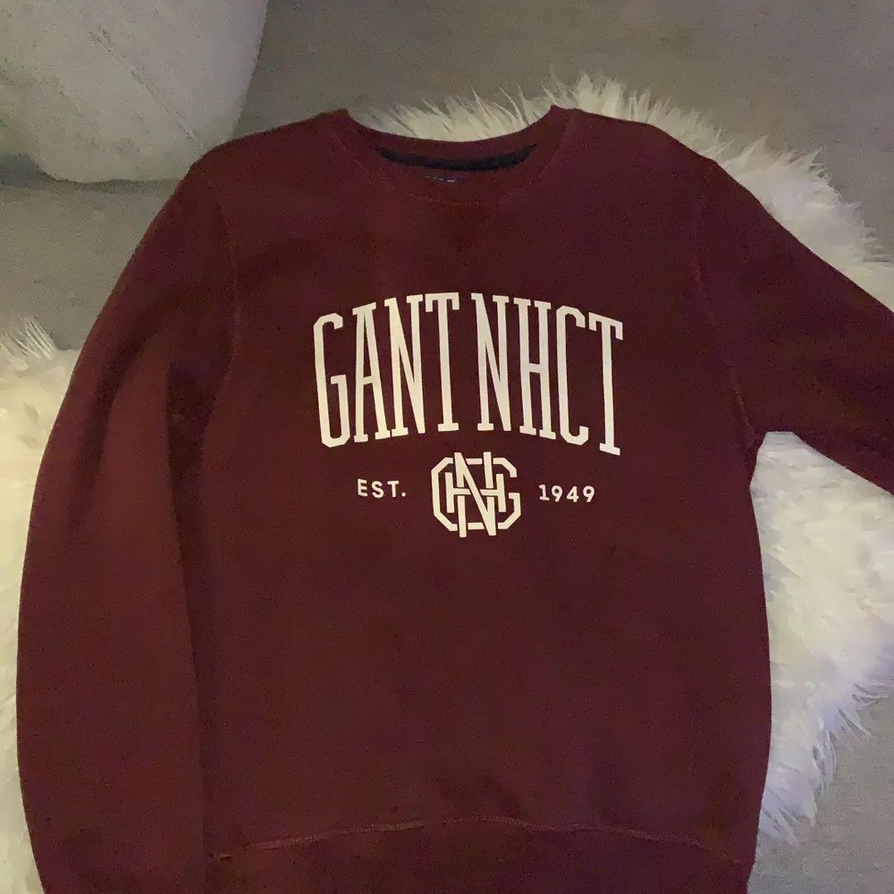 Vinröd Gant Sweatshirt med tryck på framsidan, samt armbågsmudd. Aldrig använd. Nypris 999:-. Tröjor & Koftor.