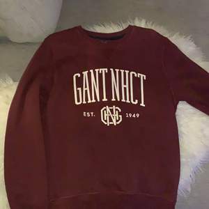 Vinröd Gant Sweatshirt med tryck på framsidan, samt armbågsmudd. Aldrig använd. Nypris 999:-