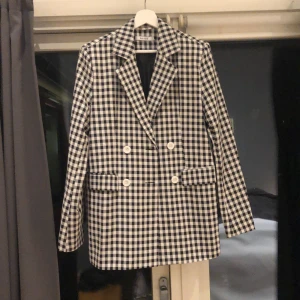 Kavaj från Nakd - Rutig kavaj från Nakd som aldrig är använd. I storlek 38. 