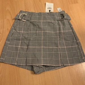 Rutig kjol från Bershka!!! - Byxkjol från Bershka i strl 36! Säljer då det inte är riktig min stil❤️