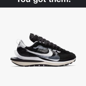 Vaporwaffle x sacai black/ white - Vann en sns raffle! Skorna kommer i storlek US 8 så den passar en 40,5 och 41. Just nu ligger skorna i den storleken på ungefär 5000kr men jag säljer direkt för 4700kr om det är fler som vill ha dem och det blir budgivning. Budgivning börjar på 2000, måste höjas med minst 200kr. Kan mötas upp i Stockholm, annars står köparen för frakt. Hämtar skorna imorgon så om någon vill ha fler bilder så kan man skriva privat:) betalning sker via swish