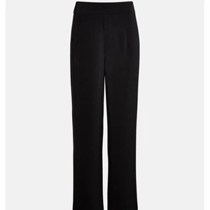 Pösiga byxor - Trendiga byxor från BikBok som tyvärr blivit för små för mig, passar bra till vardags och fest! 