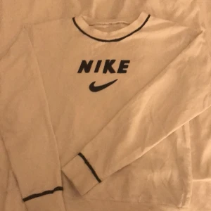 Nike Sweatshirt  - En sweatshirt som jag designat själv med nike loggan, storlek S men passar även XS. skriv vid frågor mm. (pris kan diskuteras) Frakt: 63kr spårbart❤️