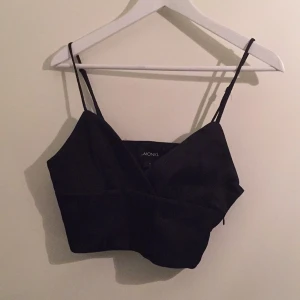  - Snygg topp från Monki, väldigt bra skick. Stängs på sidan med dragkedja. Reglerbara axelband. 

Frakt 25