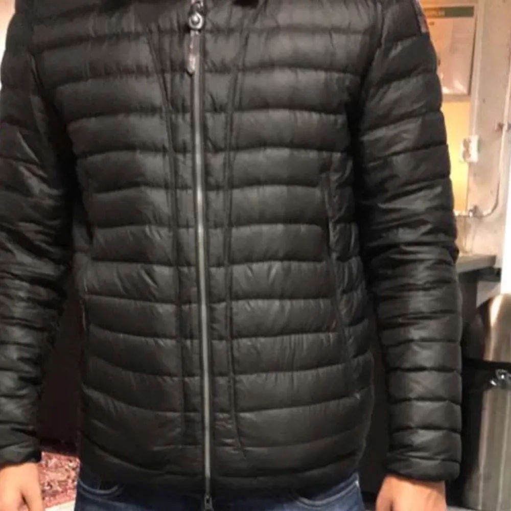 Tunn parajumper vår/höst jacka, stl M passar en stor S också. Inget fel på jackan . Takit.