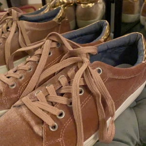 Ellos - Ett par köpta skor i storlek 39 som knabbt är använda. Dom är i mycket bra skick, och i en mycket fin färg.