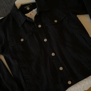 Jeans jacka  - En helt oanvänd svart jeans jacka från boohoo, lite lagom over size. Den är super snygg men jag passade inte så bra i den så den blev aldrig använd. 