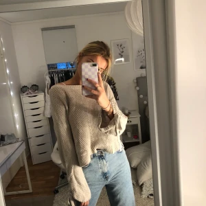 Stickad beige tröja  - Säljer en sparsamt använd stickad tröja med knytning i ärmarna. Storlek XS men passar även S!