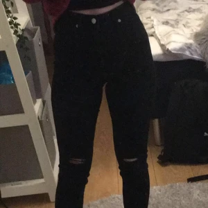 NA-KD skinny jeans - Säljer ett par svarta High Waist skinny jeans från NA-KD. Byxorna har två hål på knäna och sitter bra på mig som är omkring 1,60m lång. Men byxorna kommer tyvärr inte till användning och därför säljer jag dom. Ny pris: 399kr
