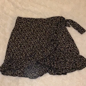 kjol - supersöt kjol från shein som jag nu säljer då den är för stor. Har använt den ca 2 gånger och den har inga skador! Den är omlott med volang och är i stolek M men sitter som en S enligt mig. Köpare står för frakt men kan även mötas upp i Stockholm💛(kan skicka bättre bilder på den om det önskas)