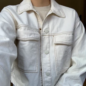 Jeansjacka - Vit jeansjacka med kontrastsömmar från Monki. Fint skick! +66kr frakt
