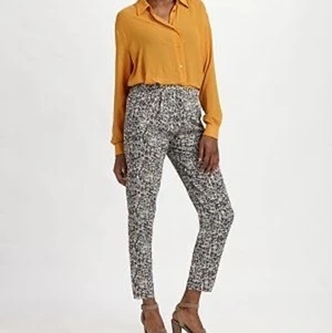 Acne contact print byxor, 36 - Säljer ett par mönstrade braxxor från Acne! 🩳 Jättefina byxor med lite sträv crepe-känsla i tyget.  Modell: Acne Studios Contact Printed Trousers Storlek: 36 Skick: Superfint! Inget att anmärka på. Material: 100% polyester  Kan mötas i Stockholm eller skicka mot fraktkostnad! ✨🌸✨