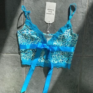 Crop top - Säljer detta fina linne eftersom det inte riktigt är min stil! Storlek S och är använd en gång så i superbra skick!❤️ första bilden är lånad och prislappen finns tyvärr inte kvar! HÖGSTA BUD: 180kr