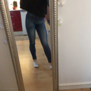 Jeans - Jeans som är ljusare på låren och rumpan. Frakt ingår i priset