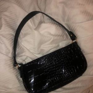 Väska - Säljer min fina väska som är helt oanvänd🖤! Bud om flera är intresserade, och frakt tillkommer. 