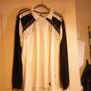 Adidas x Palace polo  - Adidas x  Palace polo en liten fläcl går o tvätta bort