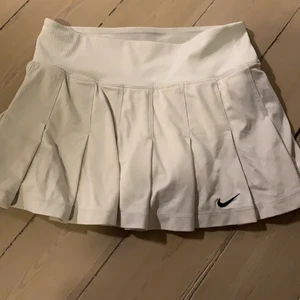 NIKE SKIRT💕💕 - A pretty comfortable nice skirt!❤️💕❤️ det finns shorts under kjolen💕 budgivningen i commentarna! Högsta bud just nu 200kr💕 eller kom privat💕