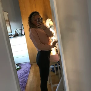 Outfit - Ett par skinnbyxor från Zara i storlek s och en tröja från na-kd i storlek s. Sparsamt använda och i bra skick.  Byxorna: 100kr.    Tröja: 60kr.    Tsm: 150kr. 