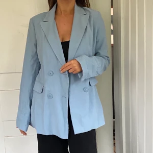 Ljusblå kavaj - Jättefin ljusblå kavaj som är lite tunnare men väldigt skön!💫 Märket är bershka men köpt från Asos. Den är storlek M men modellen på bilden kan ha både S och M. Aldrig använd🤩 frakt tillkommer (nypris 400) fraktar endast💗