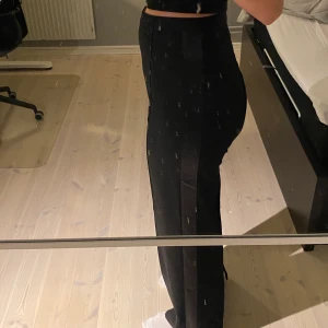 Kostymbyxor storlek 38 - Skitsnygga kostymbyxor från hm i storlek 38! Är 172 cm lång o de passar bra, jag brukar ha S. De har dragkedja i sidan och har slits bak vid hälen💕 kontakta för frågor💕