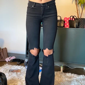 Jeans - Svarta bootcut jeans från Dr denim köpta på Salt, nypris 500 kr, egenklippta hål! Jag är 170 cm