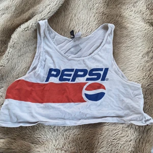 Linne - Säljer mitt Pepsi croppat linne som e köpt för några månader sedan från H&M, storlek XS men passar även S och M!✋🏼 Hör av er vid intresse 
