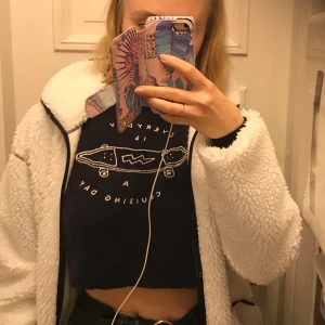 Cropped sweatshirt - Cropped sweatshirt i djup blå färg från pull and bear i ett skönt material. Säljer för att den inte sitter som jag skulle vilja på mig. As snygg dock. Tänker mig 110kr men alla bud är välkomna. Bara att höra av er om ni har någon fråga ❤️