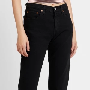 Levi’s 501 cropped mom jeans - Svarta Levi’s mom jeans i modell 501. Storlek 26 i waist och 28 i length. Jag är 168 cm lång och de sitter bra i längd på mig. Säljer på grund av att de är för små för mig. Använda ytters få gånger.