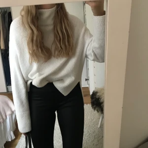 Vit ”mysstickad” tröja  - Sååå mysig tröja! Den är ej stickig i materialet, endast mysig och gosig! Knappt använd. Frakt är 44 kronor. 💕💗⚡️💞 jag är 168 cm lång 